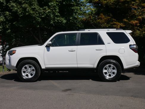 Used 2022 Toyota 4Runner SR5 Premium w/ Moonroof Package image 19