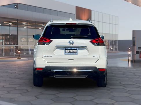Used 2017 Nissan Rogue SV image 2