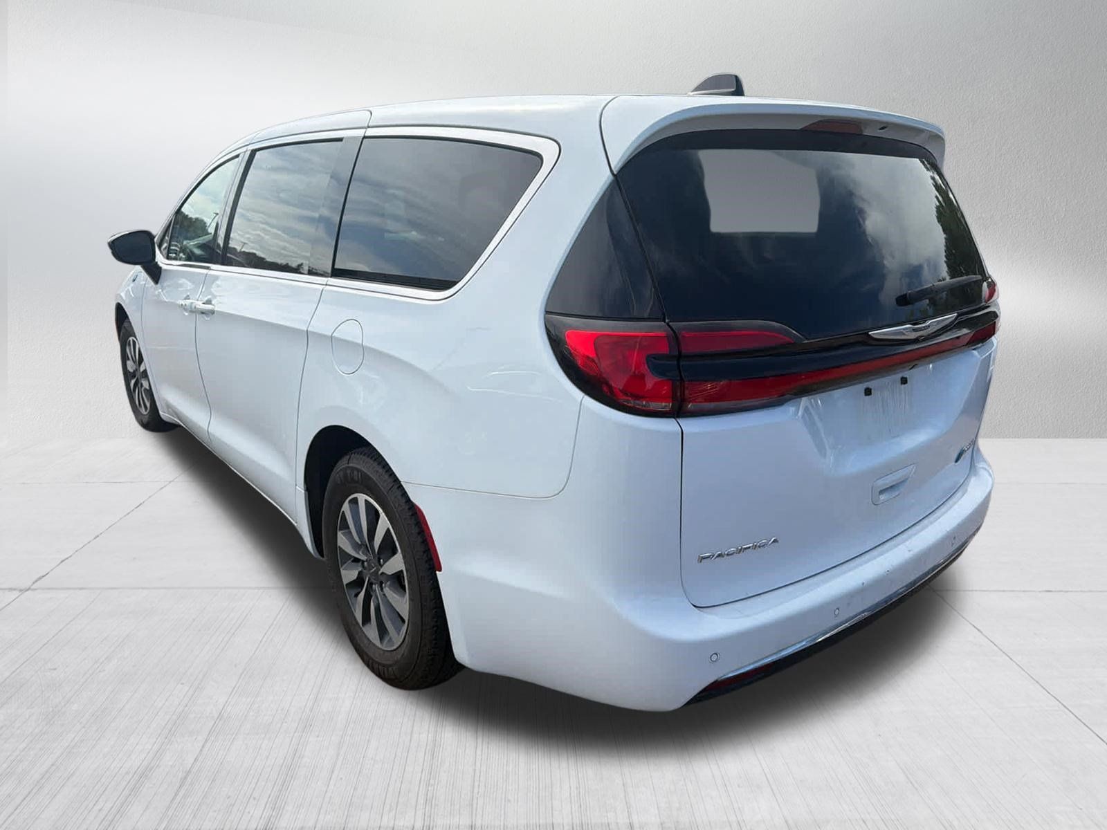 Used 2024 Chrysler Pacifica Limited FWD image 2