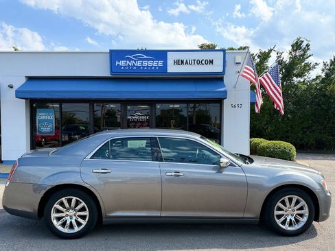 Used 2011 Chrysler 300 Limited RWD image 19