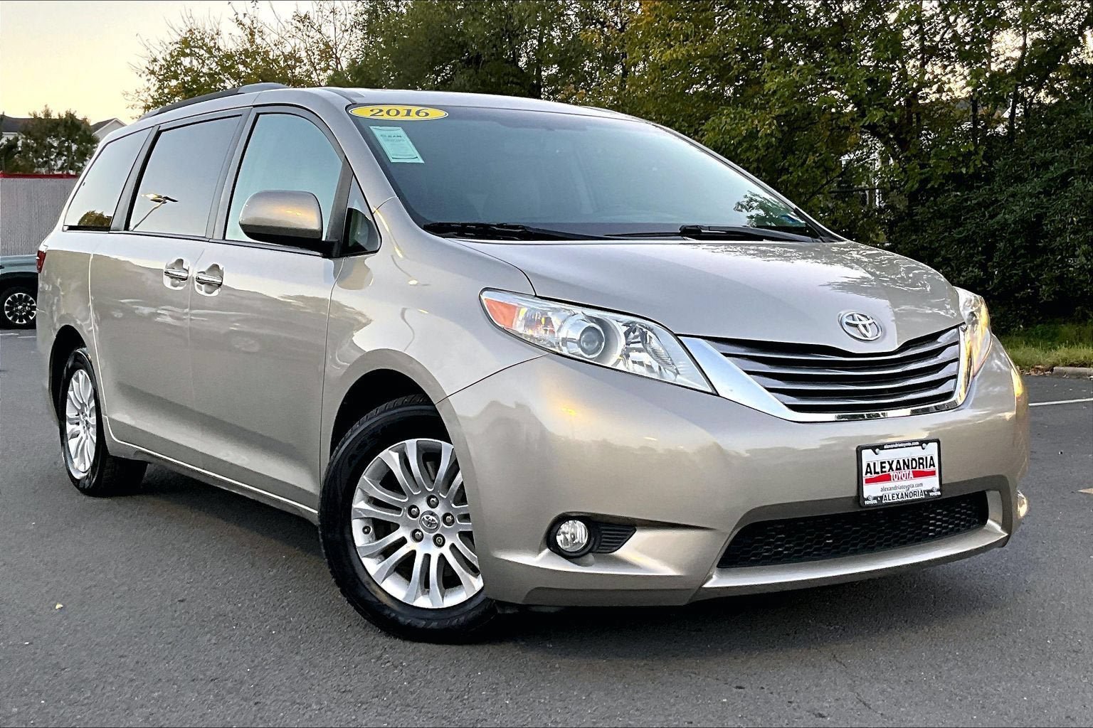 Used 2016 Toyota Sienna XLE Premium FWD image 2