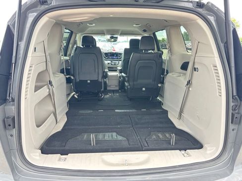 Used 2023 Chrysler Pacifica Touring-L AWD/4WD image 18