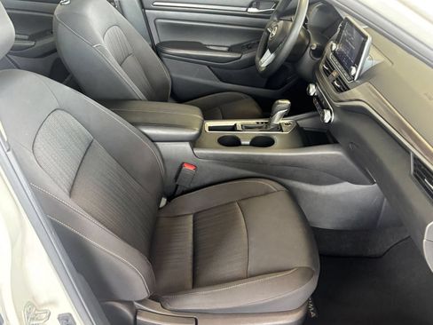 Used 2025 Nissan Altima 2.5 SV FWD image 37