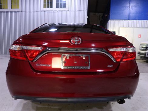 Used 2017 Toyota Camry SE image 4