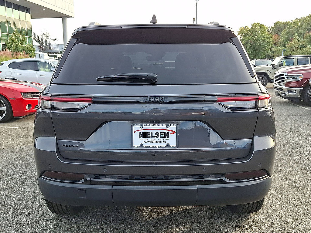 Used 2023 Jeep Grand Cherokee Altitude AWD/4WD image 29