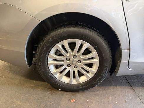 Used 2016 Toyota Sienna XLE Premium FWD image 27
