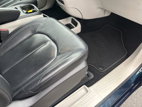 Used 2022 Chrysler Pacifica Touring-L image 26