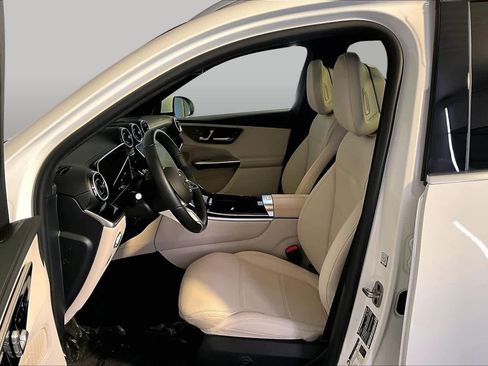 Used 2024 Mercedes-Benz GLC 300 4MATIC image 9