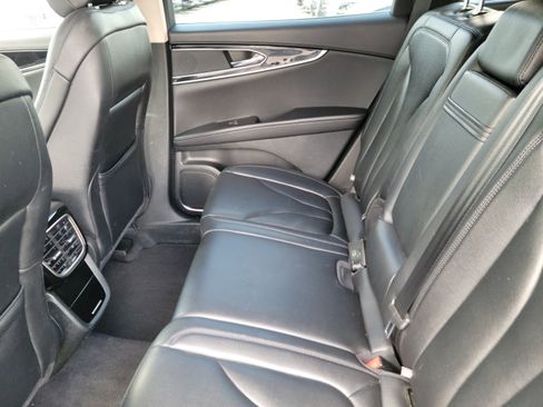 Used 2022 Lincoln Nautilus FWD image 11