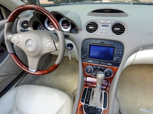 Used 2009 Mercedes-Benz SL 550 w/ Premium I Pkg image 18