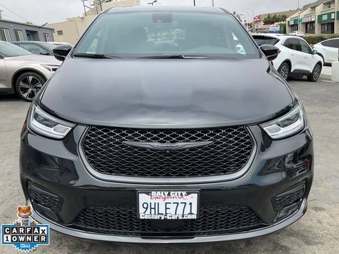 Used 2023 Chrysler Pacifica Limited w/ Uconnect Theater Family Group FWD image 2