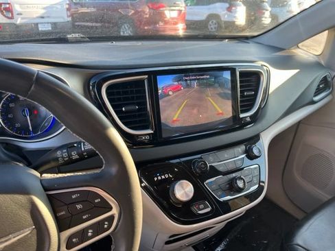 Used 2022 Chrysler Pacifica Touring-L FWD image 26