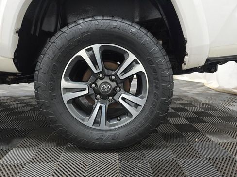 Used 2017 Toyota Tacoma TRD Sport w/ Exterior Package image 27