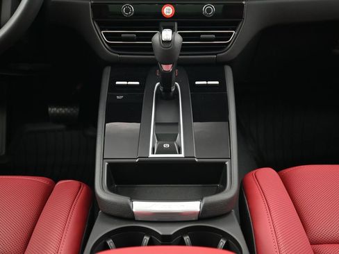 Certified 2026 Porsche Macan image 10