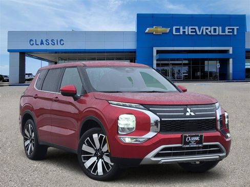 Used 2025 Mitsubishi Outlander SE image 1