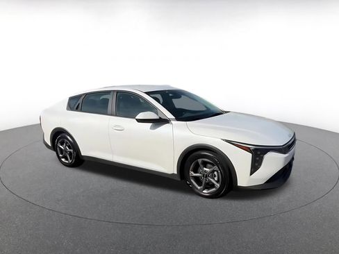 Used 2025 Kia K4 LXS image 2