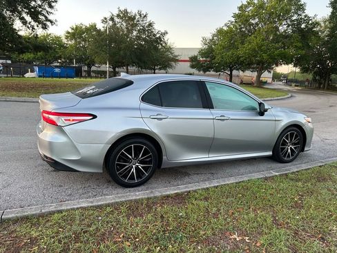 Used 2020 Toyota Camry LE image 5