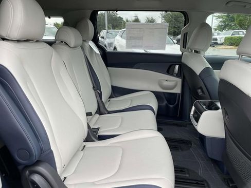 New 2026 Kia Carnival EX image 17