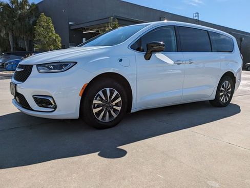 Used 2024 Chrysler Pacifica Select image 10