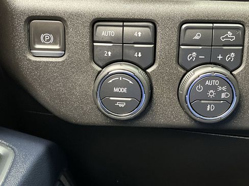 Certified 2024 Chevrolet Silverado 1500 High Country w/ Technology Package image 17