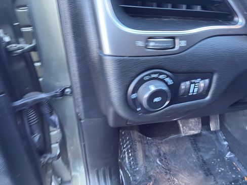 Used 2021 Jeep Cherokee Latitude Plus image 13