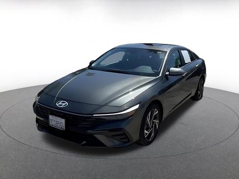 Used 2025 Hyundai Elantra Limited image 4