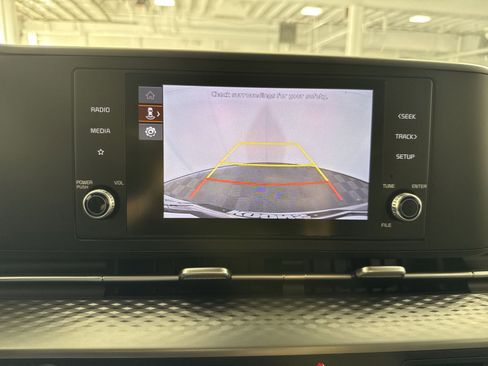 Used 2023 Kia Carnival LX image 19