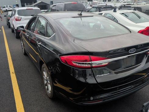 Used 2017 Ford Fusion SE w/ Fusion SE Technology Package FWD image 3