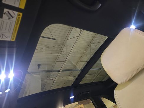 Used 2017 Kia Sorento SX image 30