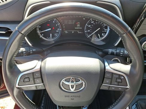 Used 2020 Toyota Highlander XLE image 21