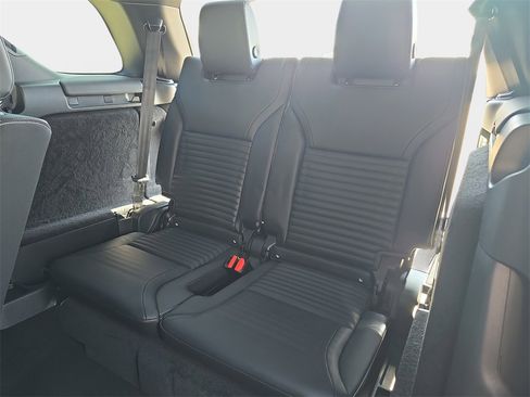 New 2026 Land Rover Discovery Limited Edition image 12