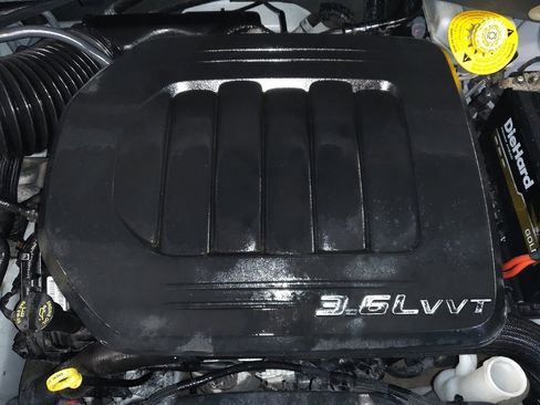 Used 2016 Chrysler Town & Country Touring image 30