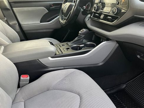 Used 2022 Toyota Highlander LE image 19