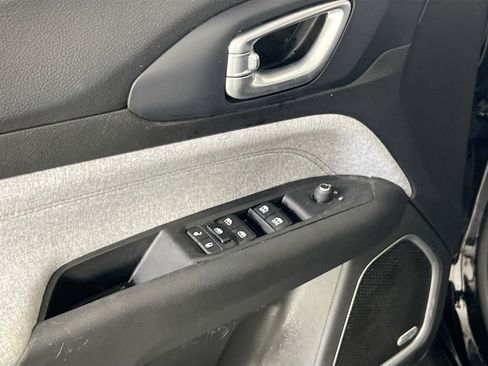 Used 2022 Jeep Compass Latitude w/ Sun and Sound Group AWD/4WD image 17