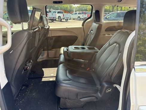 Used 2020 Chrysler Pacifica Touring-L Plus FWD image 13