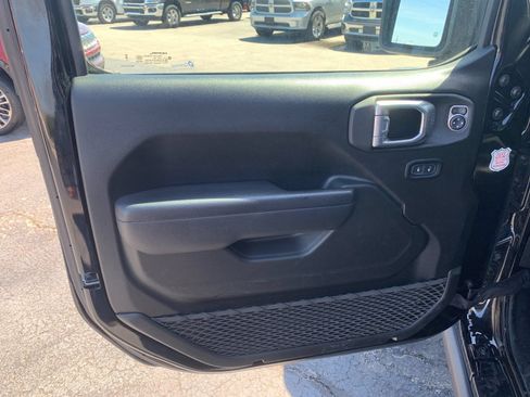 Used 2025 Jeep Wrangler Unlimited Rubicon AWD/4WD image 12