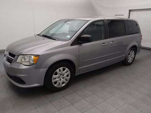 Used 2016 Dodge Grand Caravan SE w/ Quick Order Package 29E SE FWD image 2