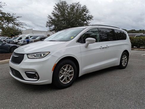 Used 2022 Chrysler Pacifica Touring-L w/ Uconnect Theater Family Group image 7