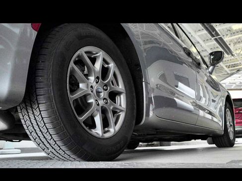Used 2021 Chrysler Pacifica Touring w/ Cold Weather Group FWD image 8