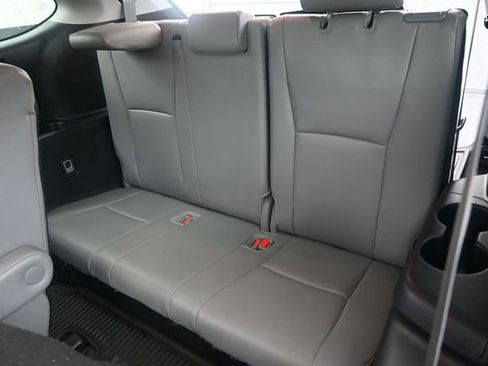 Used 2024 Toyota Highlander XLE FWD image 16