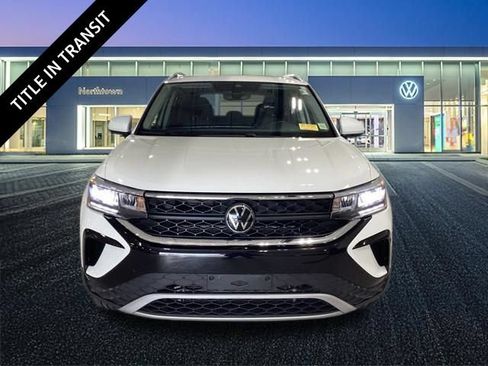 Used 2023 Volkswagen Taos SE w/ Panoramic Sunroof Package AWD/4WD image 5