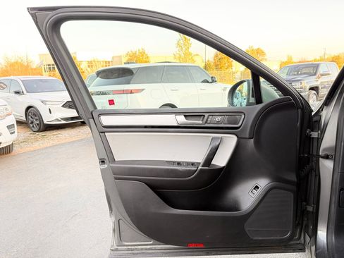 Used 2017 Volkswagen Touareg Wolfsburg Edition image 19