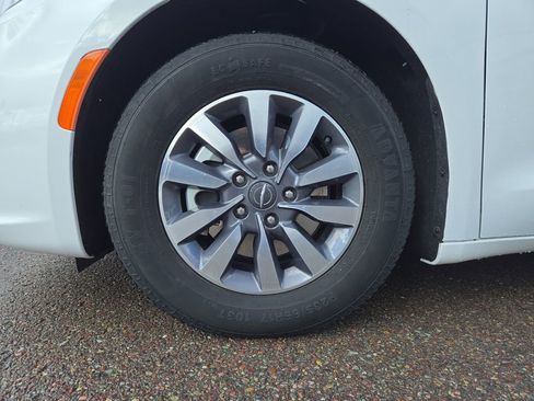 Used 2023 Chrysler Pacifica Touring-L FWD image 10