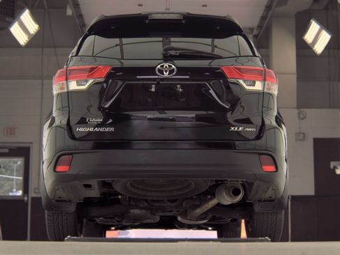 Used 2019 Toyota Highlander XLE w/ Carpet Mat Package (TMS) AWD/4WD image 9