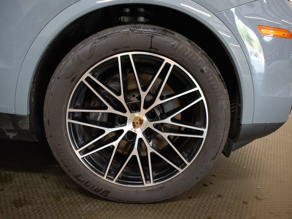 Certified 2024 Porsche Cayenne AWD/4WD image 16