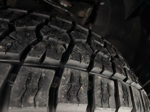 Used 2018 Nissan Titan SV w/ SV Convenience Package image 5