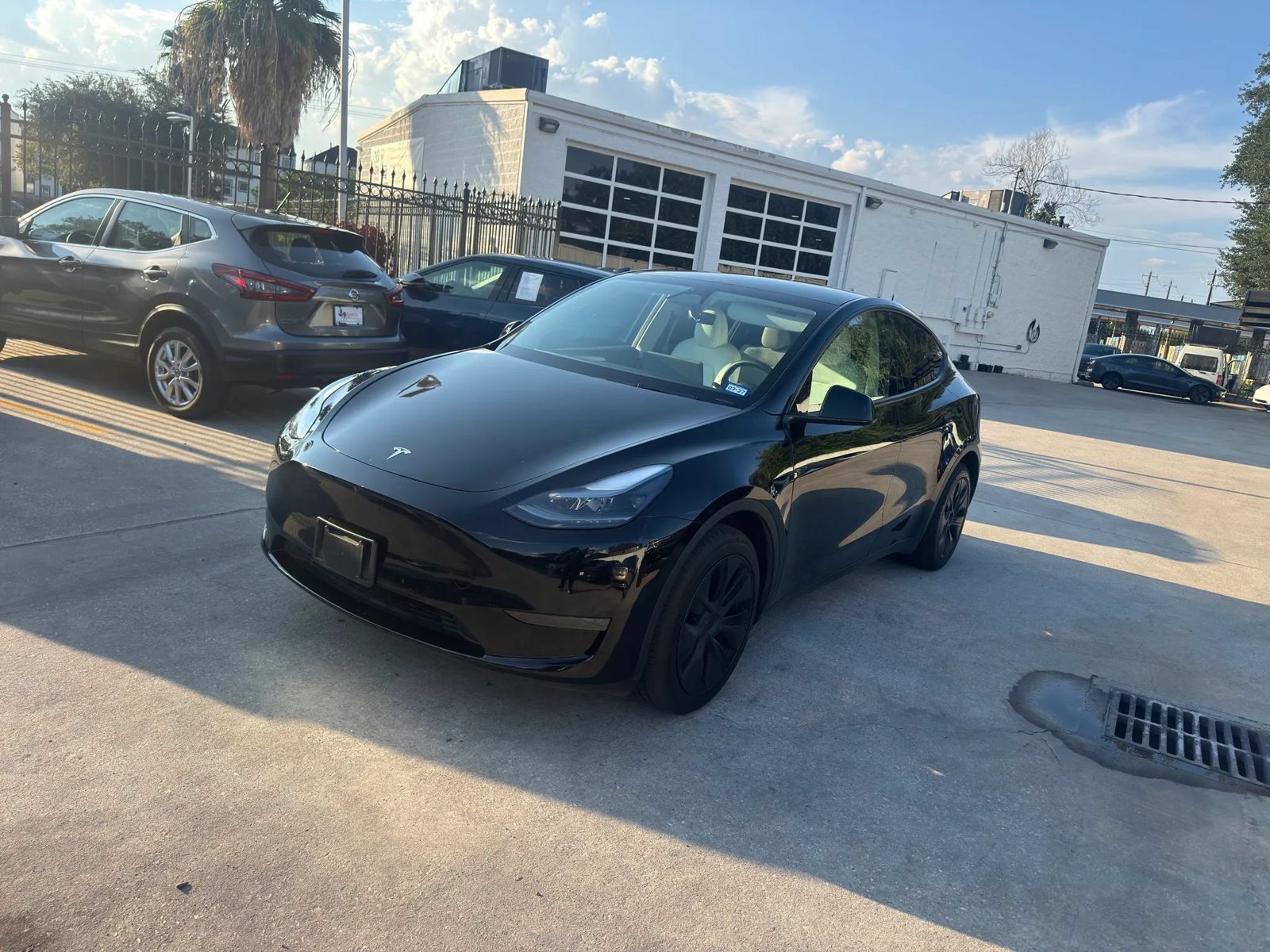 Used 2025 Tesla Model Y Long Range RWD image 3