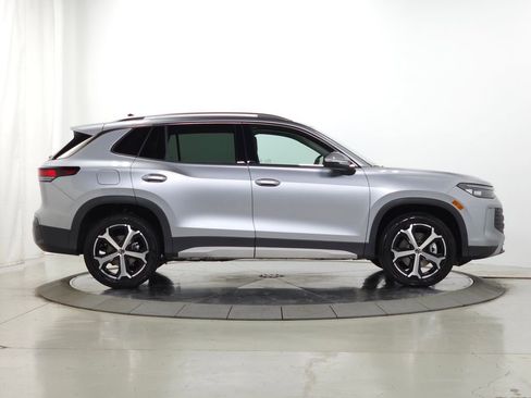 Used 2025 Volkswagen Tiguan SE AWD/4WD image 13