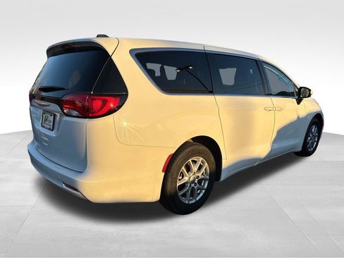 Used 2022 Chrysler Voyager LX image 8