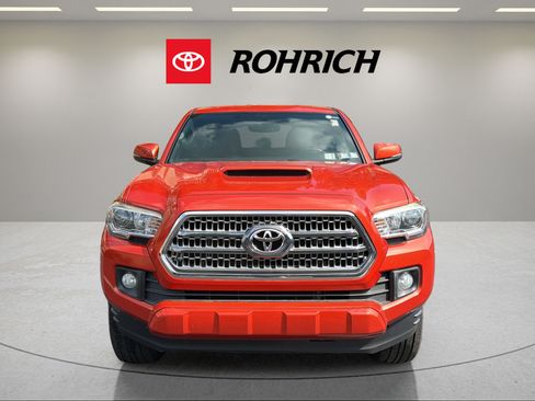 Used 2016 Toyota Tacoma TRD Sport w/ Towing Package AWD/4WD image 2